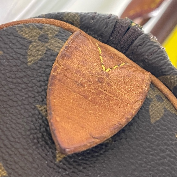 Vintage Louis Vuitton Speedy 30 Hand Bag. GREAT condition. - Picture 5 of 10